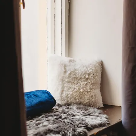 In Old Town, Cozy & Convenient - C