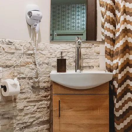 In Old Town, Cozy & Convenient - C