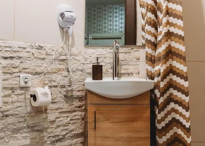 In Old Town, Cozy & Convenient - C